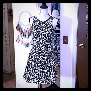 Black&white GEO print fit and flare dress